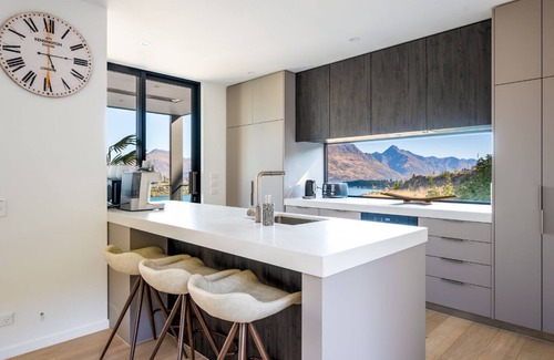 Queenstown Villa | The Tiers- Hot Tub, Free Parking, Fireplace & BBQ