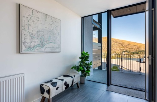 Queenstown Villa | The Tiers- Hot Tub, Free Parking, Fireplace & BBQ