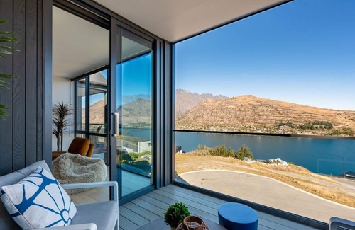 Queenstown Villa | The Tiers- Hot Tub, Free Parking, Fireplace & BBQ