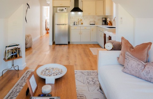 New Plymouth Apartment | The Timber Haus| Luxury Scandinavian Design + Hot Tub | Fire Pit | Romantic