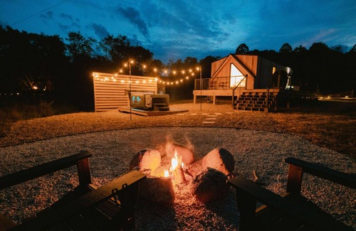 New Plymouth Apartment | The Timber Haus| Luxury Scandinavian Design + Hot Tub | Fire Pit | Romantic