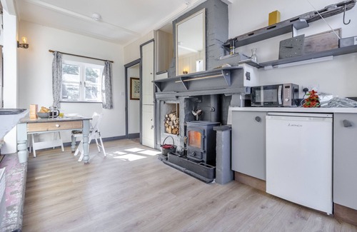 Llwyngwril House | The Tin House - One Bedroom House, Sleeps 2