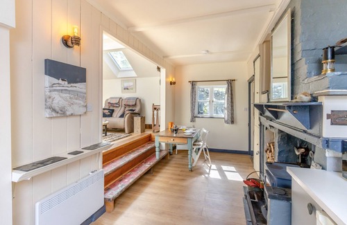 Llwyngwril House | The Tin House - One Bedroom House, Sleeps 2