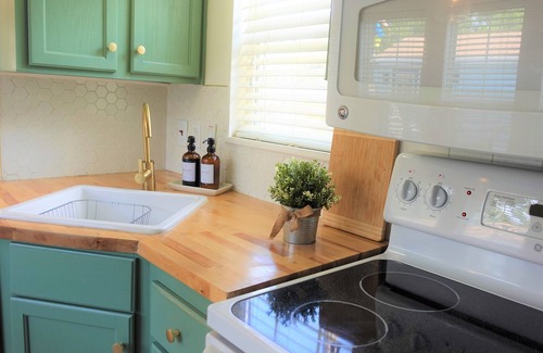 Kissimmee Cottage | The Tiny Farmhouse BIG Comfort! Pool access