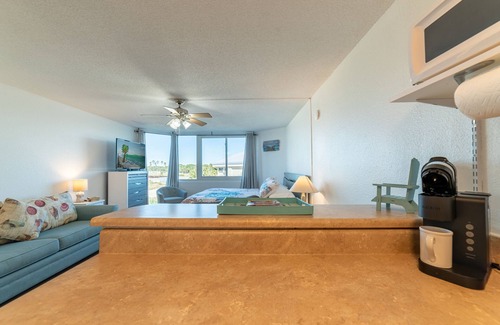 Thomas Drive Condo | The Tip-Sea Turtle Panama City Beach, Beachfront Studio! Sleeps 4