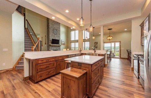 Waterfront Greens House | The Tippy Canoe - Luxurious 8BR - Indoor Pool & Hot Tub - Deep Creek Lake -
