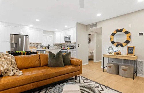 Cottonwood House | The Tipsy Moon-New Hot Tub-Beautiful Mid-Century Modern Home-20min to Sedona