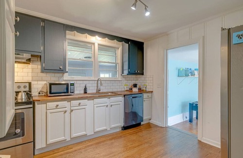 Midtown House | The Titan - Pet Friendly bungalow with relaxing Fire-pit and Family Friendly space