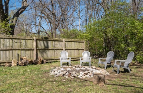 Midtown House | The Titan - Pet Friendly bungalow with relaxing Fire-pit and Family Friendly space