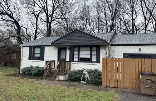 Midtown House | The Titan - Pet Friendly bungalow with relaxing Fire-pit and Family Friendly space