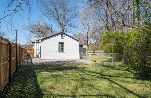 Midtown House | The Titan - Pet Friendly bungalow with relaxing Fire-pit and Family Friendly space