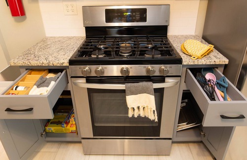 Tomball House | The Tomball House: 2bed 2bath steps away from coffee, dining, and shopping