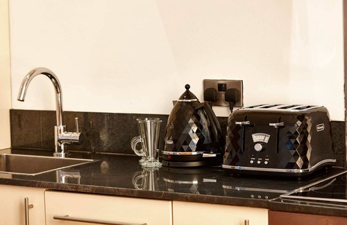 Manchester Apartment | The Tourmaline Suite