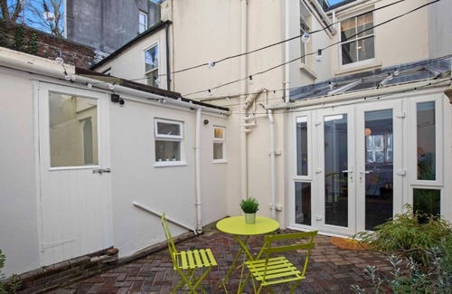 Montpelier House | The Townhouse | By My Getaways | Free Parking