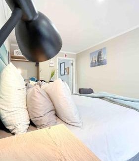 Walmer House | The Travellers Inn, Short Road