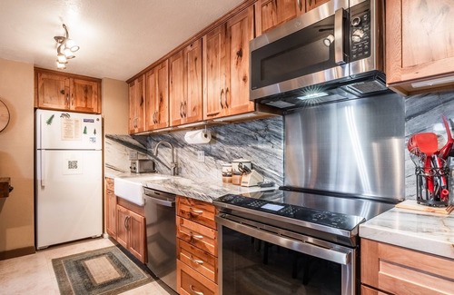 Mammoth Lakes Condo | The Treehouse-5 minute walk to Village & Gondola
