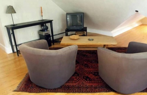 Observatory Hill Apartment | "The Treehouse" : Elegant living near Harvard
