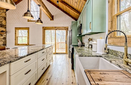 Blairsville Cabin | The Treehouse | Forest cabin in Blairsville with expansive deck & fireplace