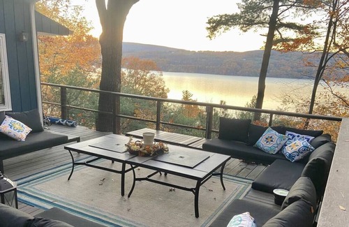 Holcomb Cottage | The Treehouse on Canandaigua Lake-5+ bdrms, Hot Tub, fireplace,large deck, games