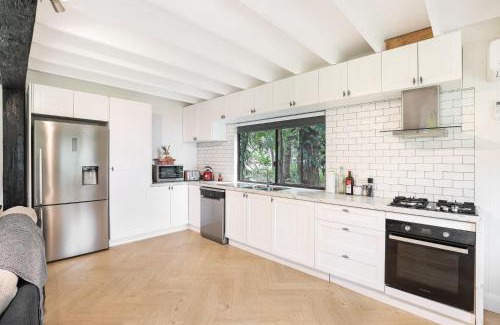 St. Georges Basin House | The Treehouse - Pet Friendly home in Jervis Bay!