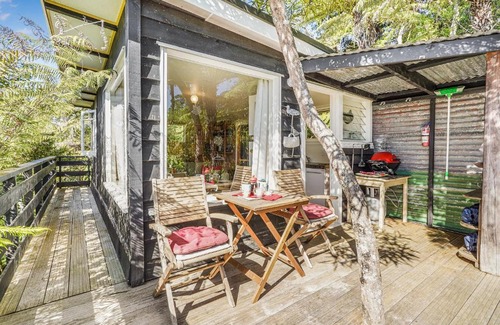Raglan House | The Treehouse - Raglan Holiday Studio