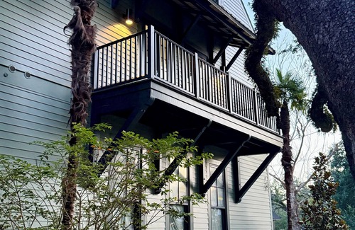 Biloxi House | The Treehouse @ The Pullman House, Downtown Ocean Springs Condo w/Pool