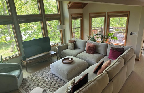 Berkeley Springs House | The Treehouse Retreat: Come Enjoy Contemporary Charm Amidst Woodland Serenity