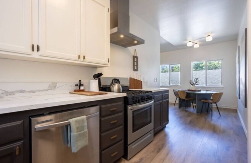 Chico House | The Treehouse | Walk to Chico State/Downtown/Enloe