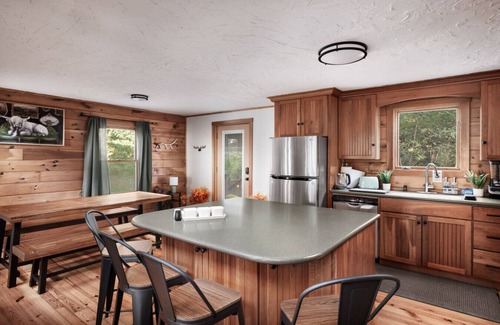 Front Royal Apartment | The Trillium Cabin | Modern Log Retreat with Hot Tub, Game Room & Mountain Views