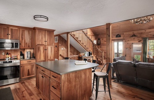 Front Royal Apartment | The Trillium Cabin | Modern Log Retreat with Hot Tub, Game Room & Mountain Views