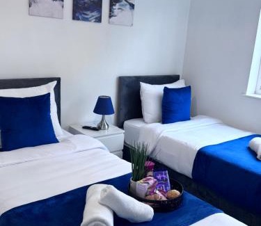 Wolverhampton House | The Triplex 2 Wolverhampton - 4 Bedroom - Free Parking - Fast WIFI