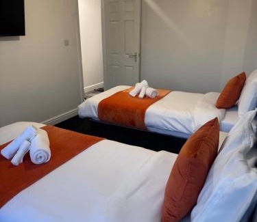 Wolverhampton House | The Triplex 2 Wolverhampton - 4 Bedroom - Free Parking - Fast WIFI