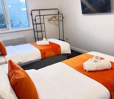 Wolverhampton House | The Triplex 2 Wolverhampton - 4 Bedroom - Free Parking - Fast WIFI
