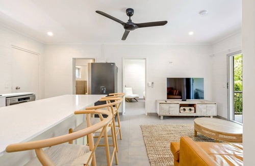Trinity Beach Apartment | The Tropical Trinity A Breezy Beachside Getaway