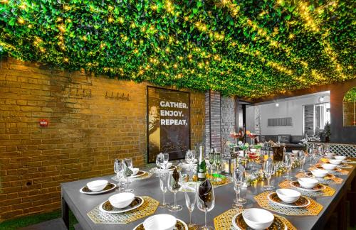 Chester Apartment | The Tudor House - Sleep Up To 14, City Centre, Parking & Optional Hot Tub