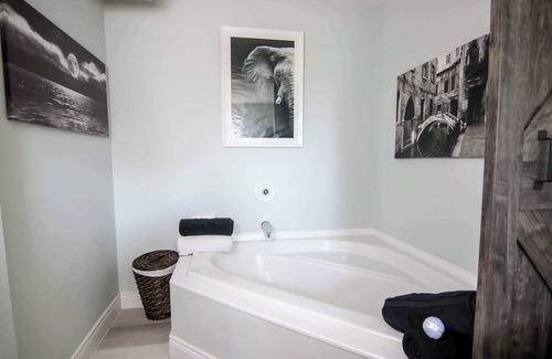 Bracebridge Apartment | The Tuxedo Suite | The Jypsy Inn