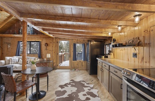 Coal Creek Cabin | The Tyrolean Cabin. Panoramic Views. Hot Tub. Near Hiking, Biking and Skiing.
