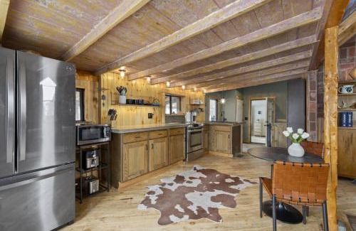 Coal Creek House | The Tyrolean Cabin. Panoramic Views. Hot Tub.