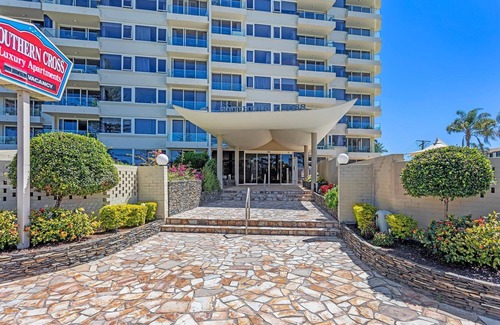 Burleigh Heads Apartment | The Ultimate coastal luxury, 2-bedroom 2-bathroom beachfront apartment