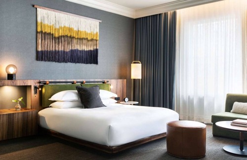 Downtown Seattle Hotel | The Ultimate Seattle Experience! Restaurant, Close to Museum of Pop Culture