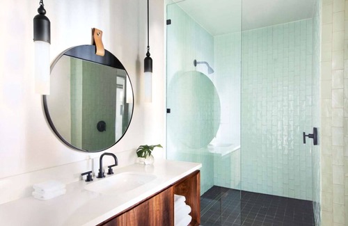 Downtown Seattle Hotel | The Ultimate Seattle Experience! Restaurant, Close to Museum of Pop Culture