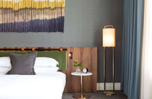 Downtown Seattle Hotel | The Ultimate Seattle Experience! Restaurant, Close to Museum of Pop Culture
