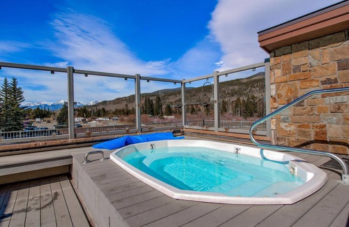 Mountain House Apartment | The ultimate ski studio at Keystone! Upgraded with a premium king size bed.