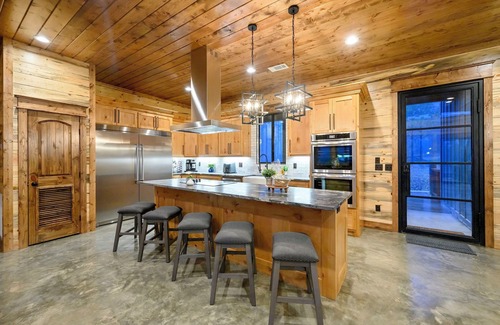 Pickens Cabin | The Unicorn – 8BR Luxury Cabin w/Pool (Free Heat in Oct) & Pickleball!