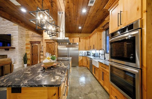 Pickens Cabin | The Unicorn – 8BR Luxury Cabin w/Pool (Free Heat in Oct) & Pickleball!