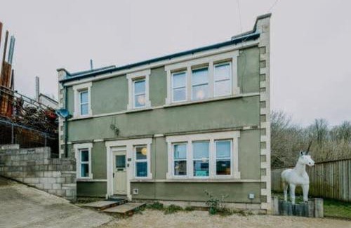 Bristol Apartment | The unicorn's house sleeps 10 people