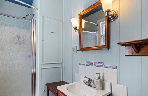 Bread Loaf Hotel | The Upper Suites at Chipman Inn- 5 min to Middlebury College's Rikert Outdoor Center
