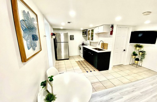Brampton West House | THE URBAN HIDEAWAY | Spacious & Stunning 2-bedroom