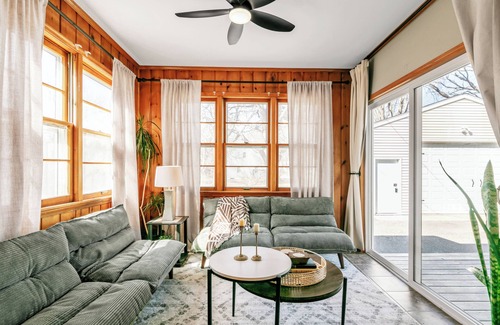 Mankato House | ~The Urban Oasis~Modern
