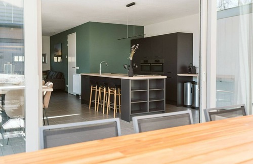 Ouddorp Resort | The vacation rentals for 10 persons are among the largest homes at the holiday park. Ideal for a stay at the coast with family or friends. Enjoy the luxury, inside and outside the holiday house.